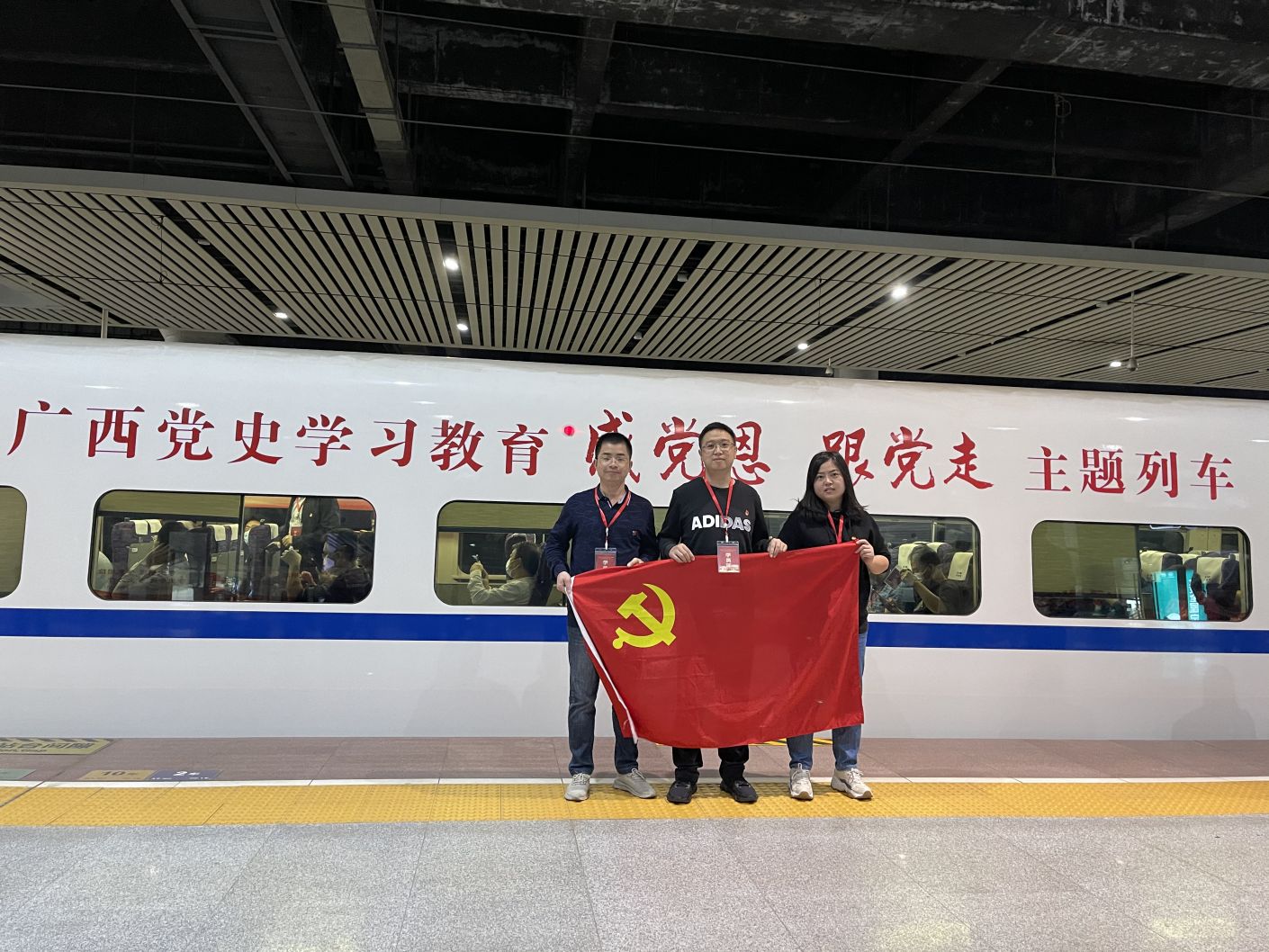 图为广西林业集团党员代表踏上主题列车最先红色之旅.jpg